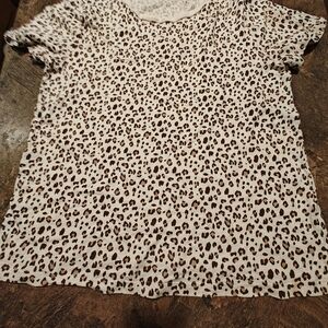 Chic Leopard Print Short Sleeve Top